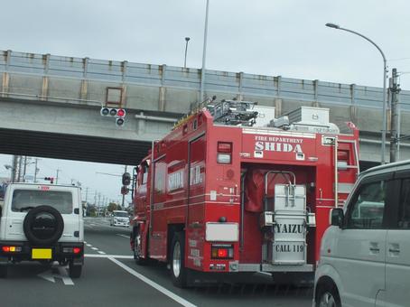 交差点の消防自動車 消防自動車,信号,赤信号の写真素材