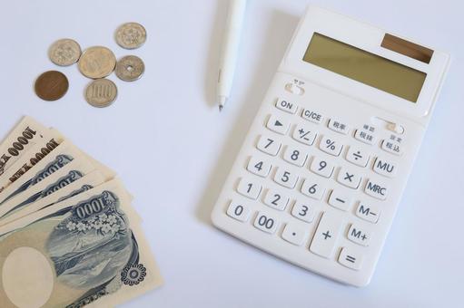 計算機とお金 家計イメージ 計算機とお金 家計イメージの写真