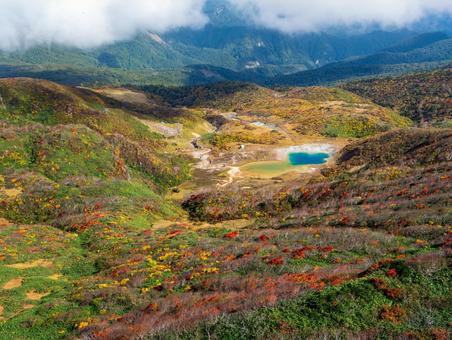 紅葉の栗駒山(須川岳)昭和湖 紅葉の栗駒山(須川岳)昭和湖 栗駒山,須川岳,紅葉の写真素材