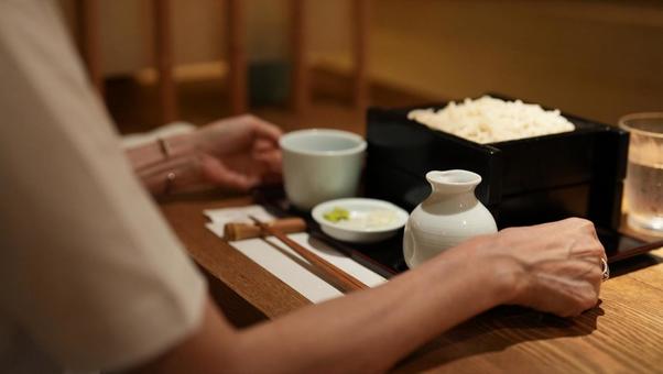 お蕎麦を食べる女性 お蕎麦を食べる女性 女性,手,指の写真素材