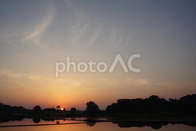 日の出田園風景 日の出,早朝,初夏の写真素材