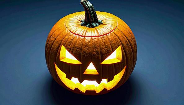 暗闇に光るジャック・オー・ランタンの写真