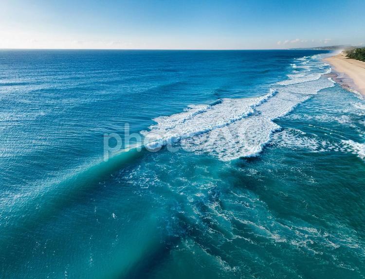 蒼天の青空とマリンブルーの海 海,エメラルドグリーン,南国の写真素材