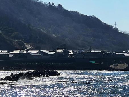 日に照らされる海辺の集落 日に照らされる海辺の集落 集落,漁村,海辺の写真素材