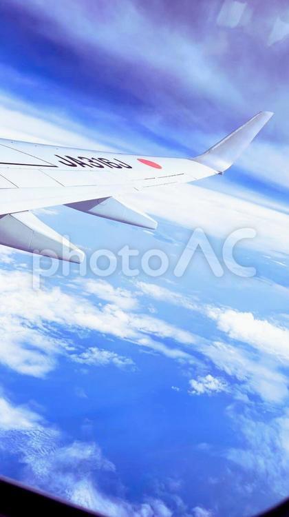 飛行機窓から望む翼と雲海 飛行機,窓越し,翼の写真素材