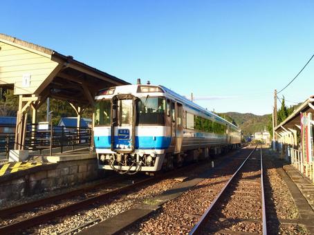 牟岐線の牟岐駅に停車中の特急むろと 鉄道風景,鉄道,四国の写真素材
