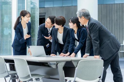 打ち合わせするビジネスパーソン 打ち合わせするビジネスパーソン ミーティング,笑顔,チームワークの写真素材