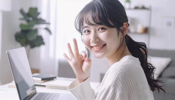 家計がうまくいきパソコンの前で微笑む女性 家計がうまくいきパソコンの前で微笑む女性の写真