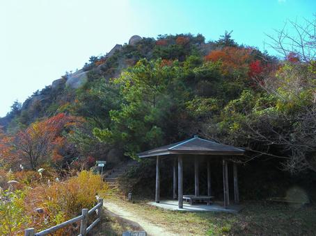 倉橋島・火山展望岩直下の東屋 倉橋島・火山展望岩直下の東屋の写真