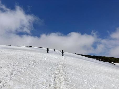 残雪の安達太良山から下山1 残雪の安達太良山から下山1の写真