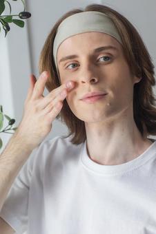 頬を触るヘアバンドの男性 男性,外国人,欧米人の写真素材