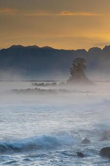 朝焼けの雨晴海岸と撮影する人々_縦 雨晴海岸,人々,撮影の写真素材
