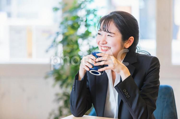 コーヒーを飲むビジネスウーマン カフェ,コーヒー,飲み物の写真素材
