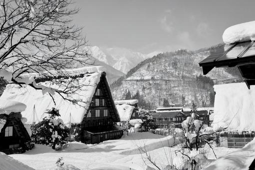 雪の白川郷 雪の白川郷 白黒,かやぶきの里,茅葺き屋根の写真素材
