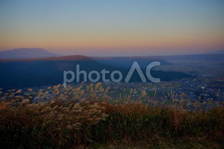 ススキ野原の外輪山から見た阿蘇山の夕焼け ススキ,夕焼け,秋の写真素材