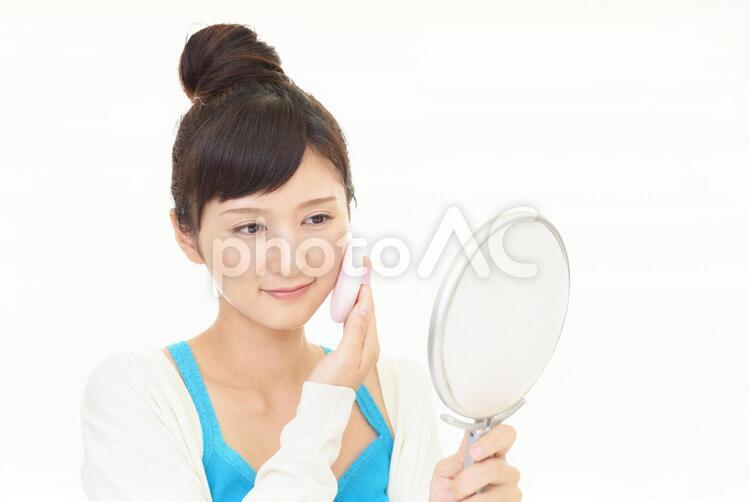 メイクアップをする女性 メイクアップ,女性,女の写真素材