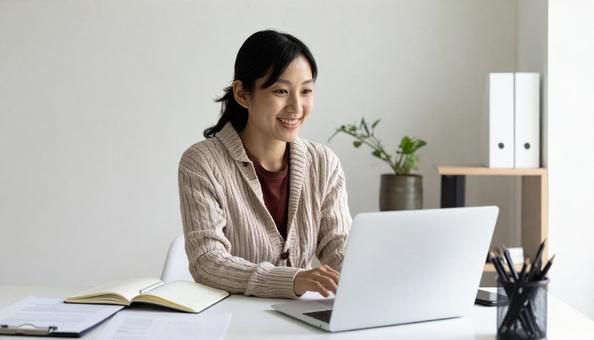 パソコンに向かって話す女性の写真