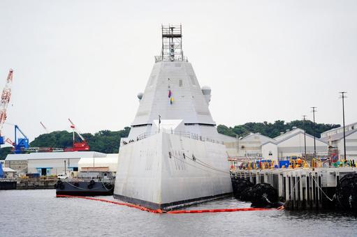 停泊中のイージス艦 停泊中のイージス艦 イージス艦,軍艦,船の写真素材