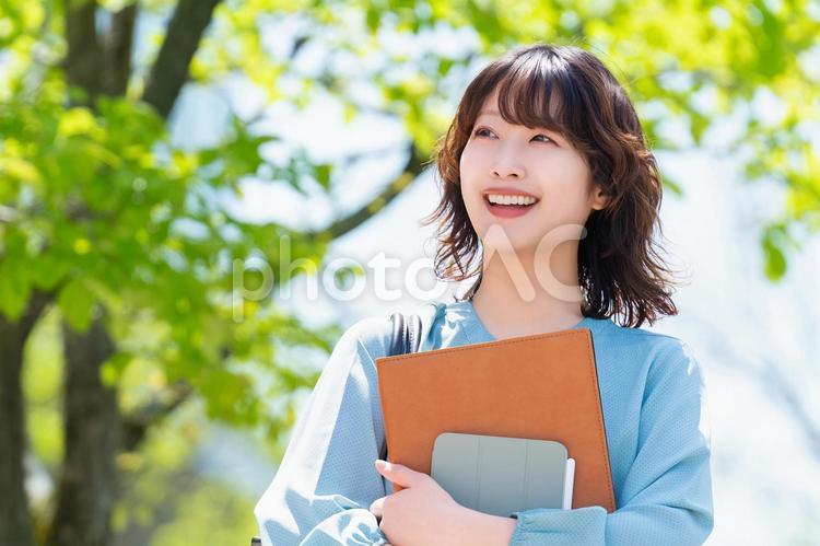 屋外を歩く笑顔の女性・ビジネスウーマン 女性,歩く,夏の写真素材