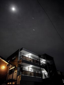 月とアパート 月,夜,アパートの写真素材
