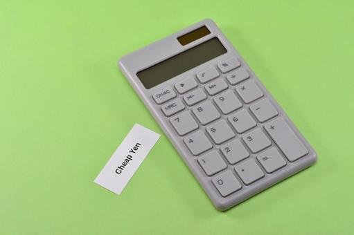 cheap yenと電卓で円安のイメージ cheap yenと電卓で円安のイメージの写真