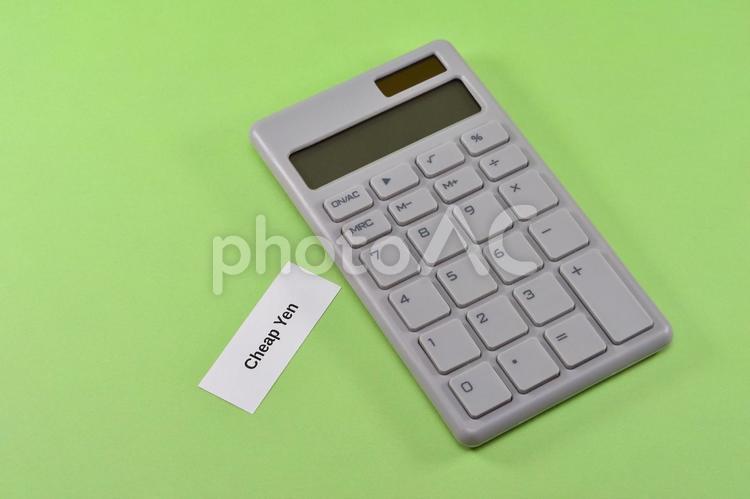 cheap yenと電卓で円安のイメージ 円安,ドル高,cheapの写真素材