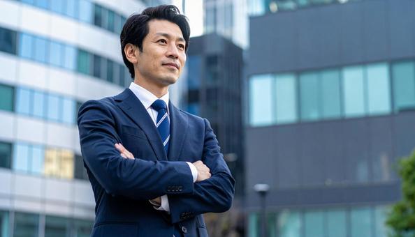 腕組みをするビジネスパーソン 腕組みをするビジネスパーソンの写真