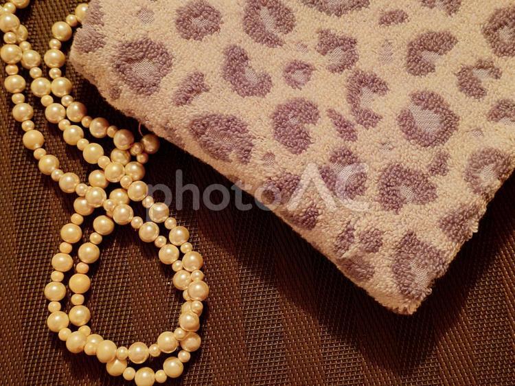 ヒョウ柄タオルとパールのネックレス タオル,ネックレス,パールネックレスの写真素材