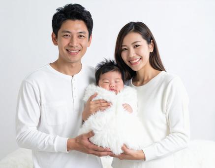 赤ちゃんを抱く幸せそうな夫婦 赤ちゃんを抱く幸せそうな夫婦の写真