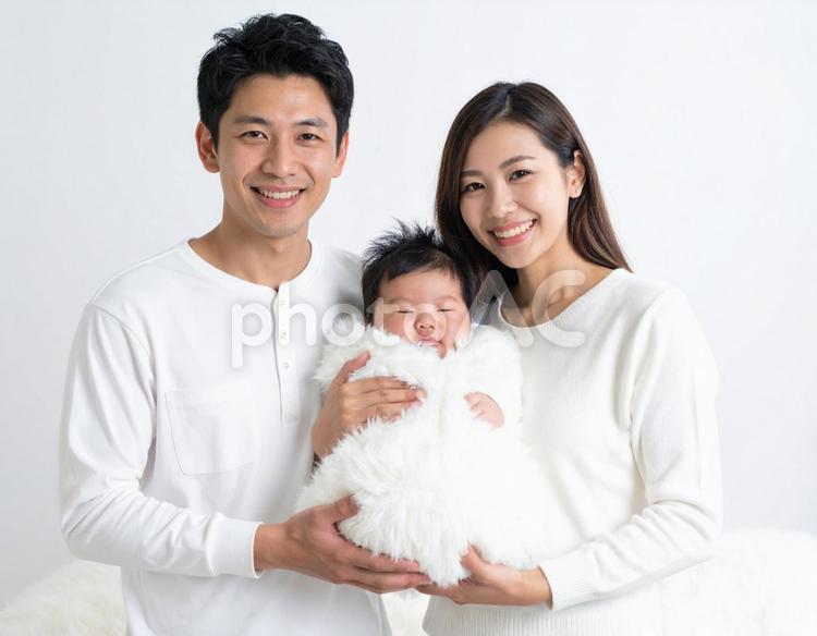 赤ちゃんを抱く幸せそうな夫婦 赤ちゃん,夫婦,親子の写真素材