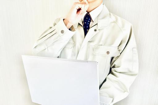 ノートパソコンで作業内容を確認する男性 パソコン,作業員,男性の写真素材