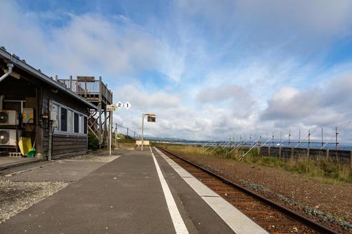 青い海と青空とローカル線のホーム 青い海と青空とローカル線のホーム 鉄道,秋晴れ,青空の写真素材