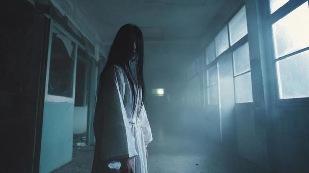 振り返る幽霊の影 振り返る幽霊の影の写真