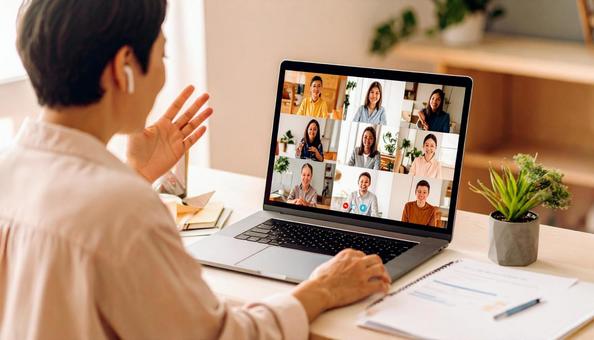 テレワークで打ち合わせする女性 テレワークで打ち合わせする女性の写真