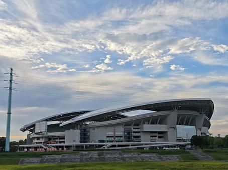 埼玉スタジアム2002と夕焼け空 埼玉スタジアム2002,スタジアム,競技場の写真素材