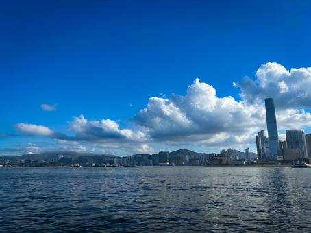 青空と雲が広がる香港の海と都会の風景 青空と雲が広がる香港の海と都会の風景 香港,海,青空の写真素材