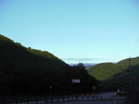 山間の国道 山間の国道の写真