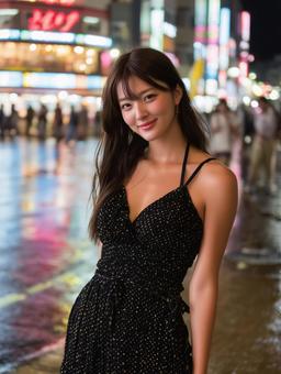 旅行先の夜を楽しむ黒いワンピースの女性 旅行先の夜を楽しむ黒いワンピースの女性の写真