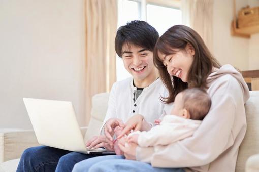 Family watching laptop, family, family, a smile, JPG