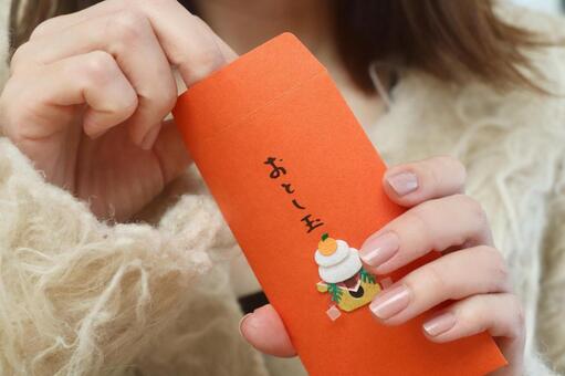 お年玉袋を持つ女性 お年玉,ポチ袋,お年玉袋の写真素材