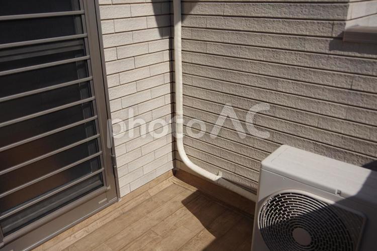 ベランダに設置したエアコン室外機 室外機,ベランダ,エアコンの写真素材