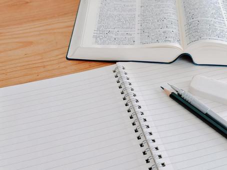 教育 ノートと英和辞典 テスト勉強 教育 ノートと英和辞典 テスト勉強 教育,勉強,学習の写真素材