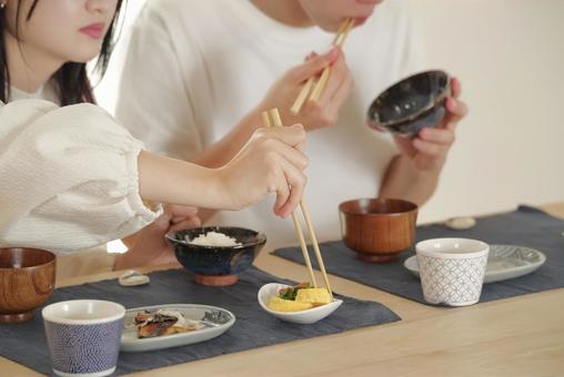 微妙な空気が流れる食卓のカップル 微妙な空気が流れる食卓のカップル 不機嫌,無視,沈黙の写真素材