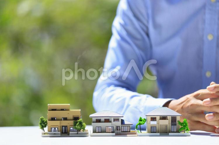 ビジネスマンと住宅模型 ビジネス,男性,人物の写真素材