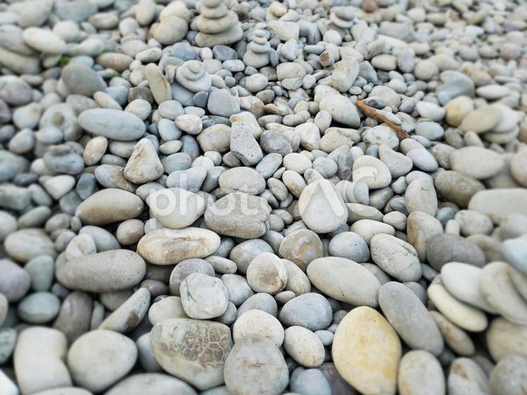丸い石の流れ着くところ 石,stone,背景の写真素材