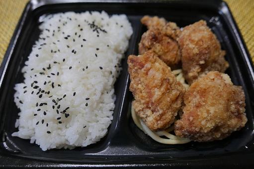 鶏竜田揚げ弁当の写真