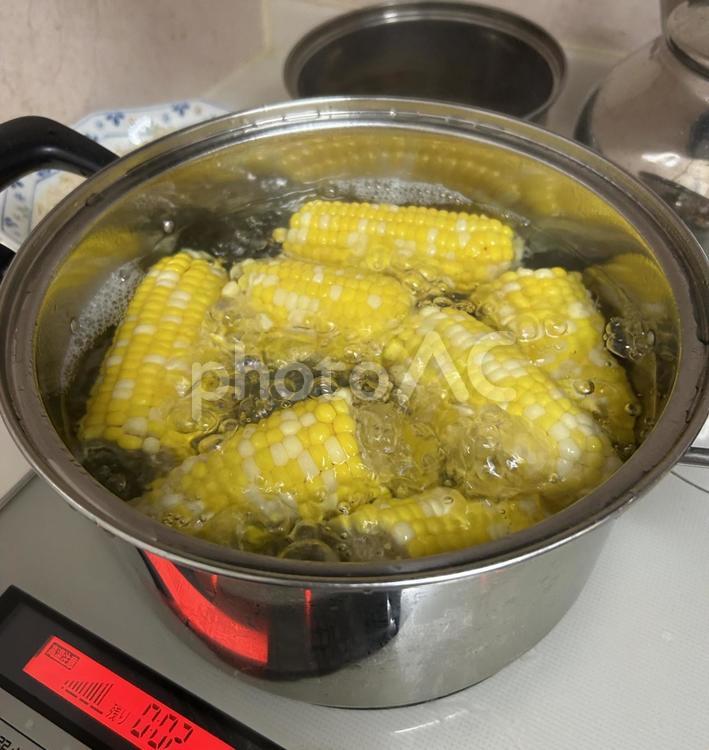 トウモロコシをボイルしている様子 とうもろこし,野菜,調理の写真素材