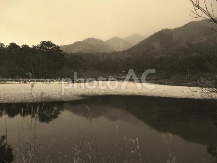 長野県-氷った大沼湖-モノクロ 大沼湖,湖,湖畔の写真素材