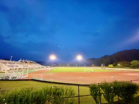 ナイター設備の競技場 ナイター設備の競技場 陸上競技場,荻野運動公園,トラックの写真素材