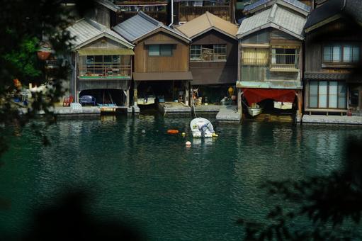 伊根の舟屋 伊根湾 建物 町並み 海 伊根の舟屋 伊根湾 建物 町並み 海の写真